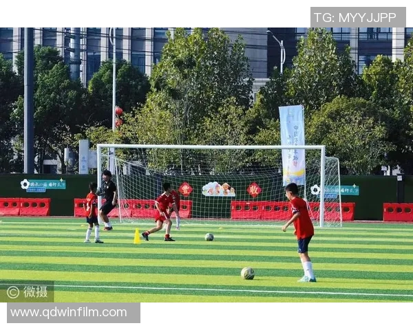 在绿茵场上追逐梦想的少年们踢足球的感人故事